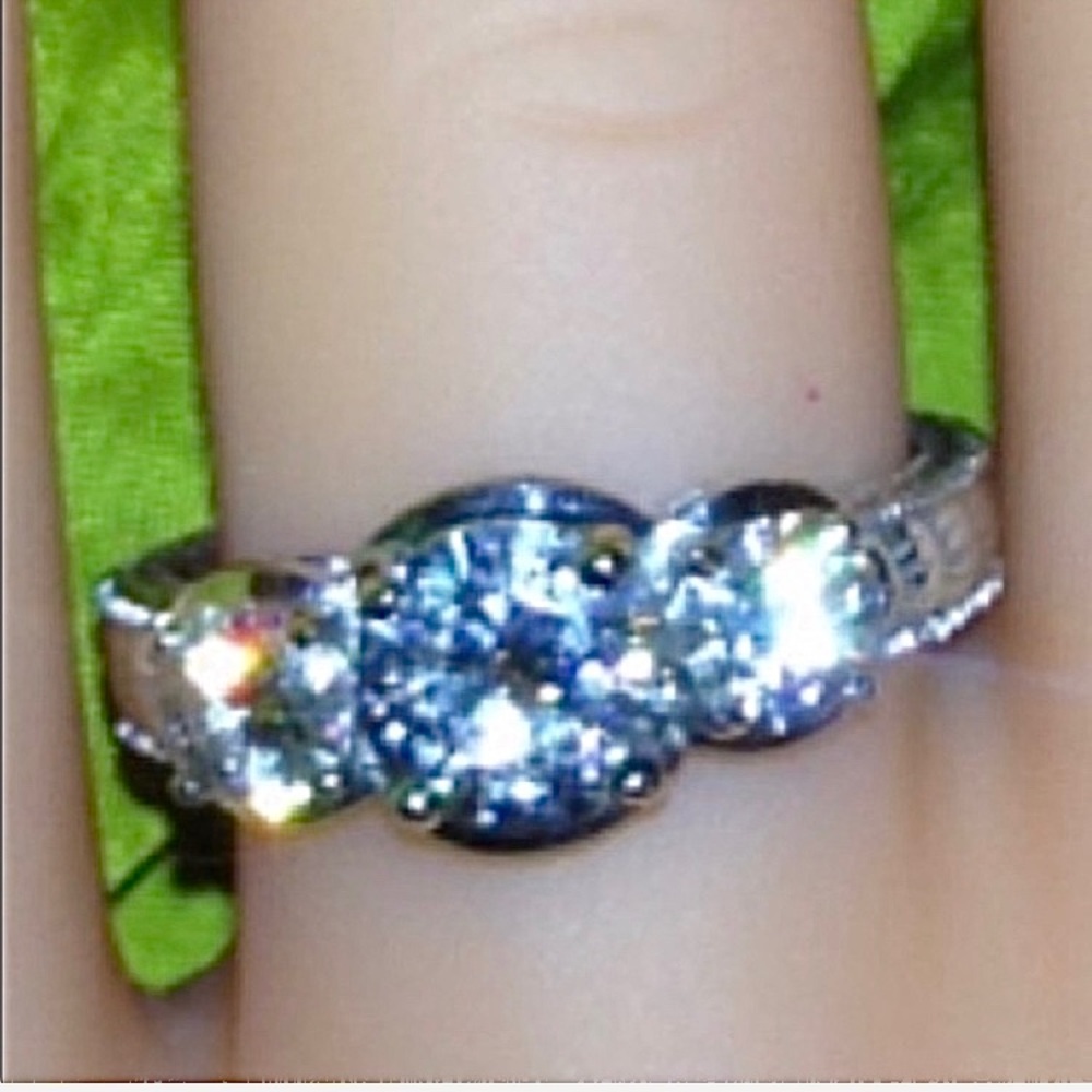 Authentic / Genuine Moissanite 3 stone Ring💎 Victorian Thoroughbred
